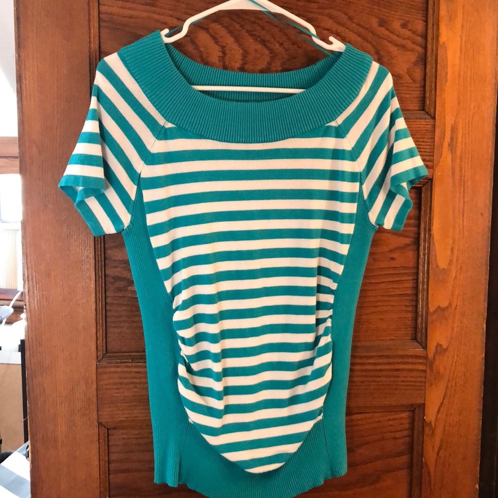 Short sleeved rouged side sweater